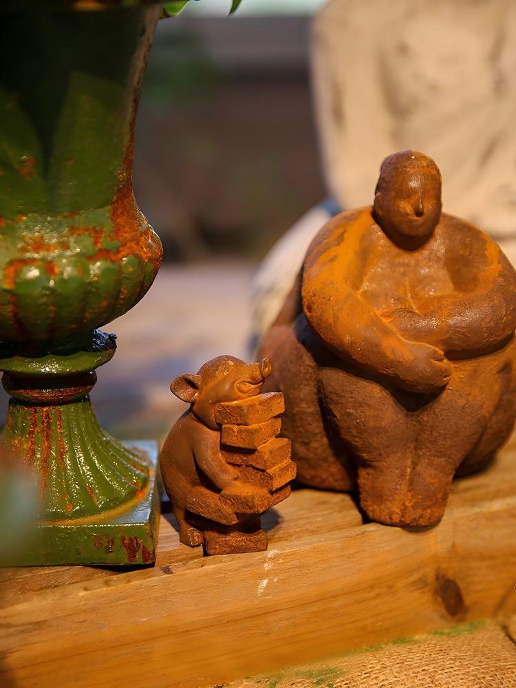 Vintage Collectible Ornaments - 素朴な鋳鉄製の豚の像、レンガを運ぶ姿、ヴィンテージ風の農場動物の置物、ミニデスクトップの棚や庭の装飾、コレクターズアイテム