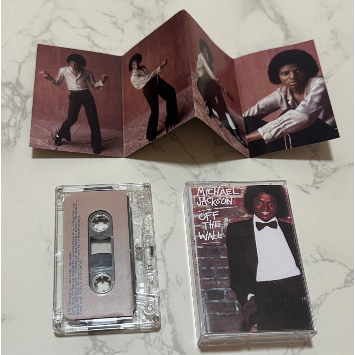 Vintage Collector - ヴィンテージポップミュージックカセットテープ。レトロな音楽愛好家やコレクター向けに、折りたたみ式の写真ブック付きのクラシックなレトロオーディオテープ。